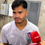 Entrevista deportiva en pasillo industrial