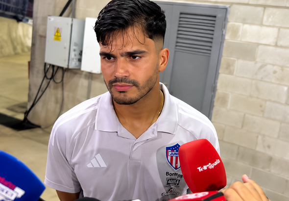 Entrevista deportiva en pasillo industrial
