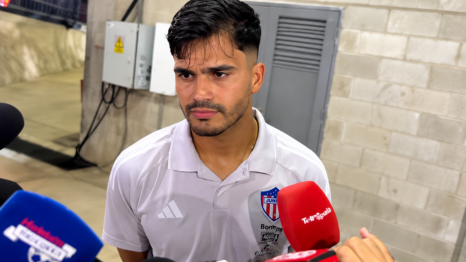 Entrevista deportiva en pasillo industrial