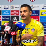 Futbolista en rueda de prensa