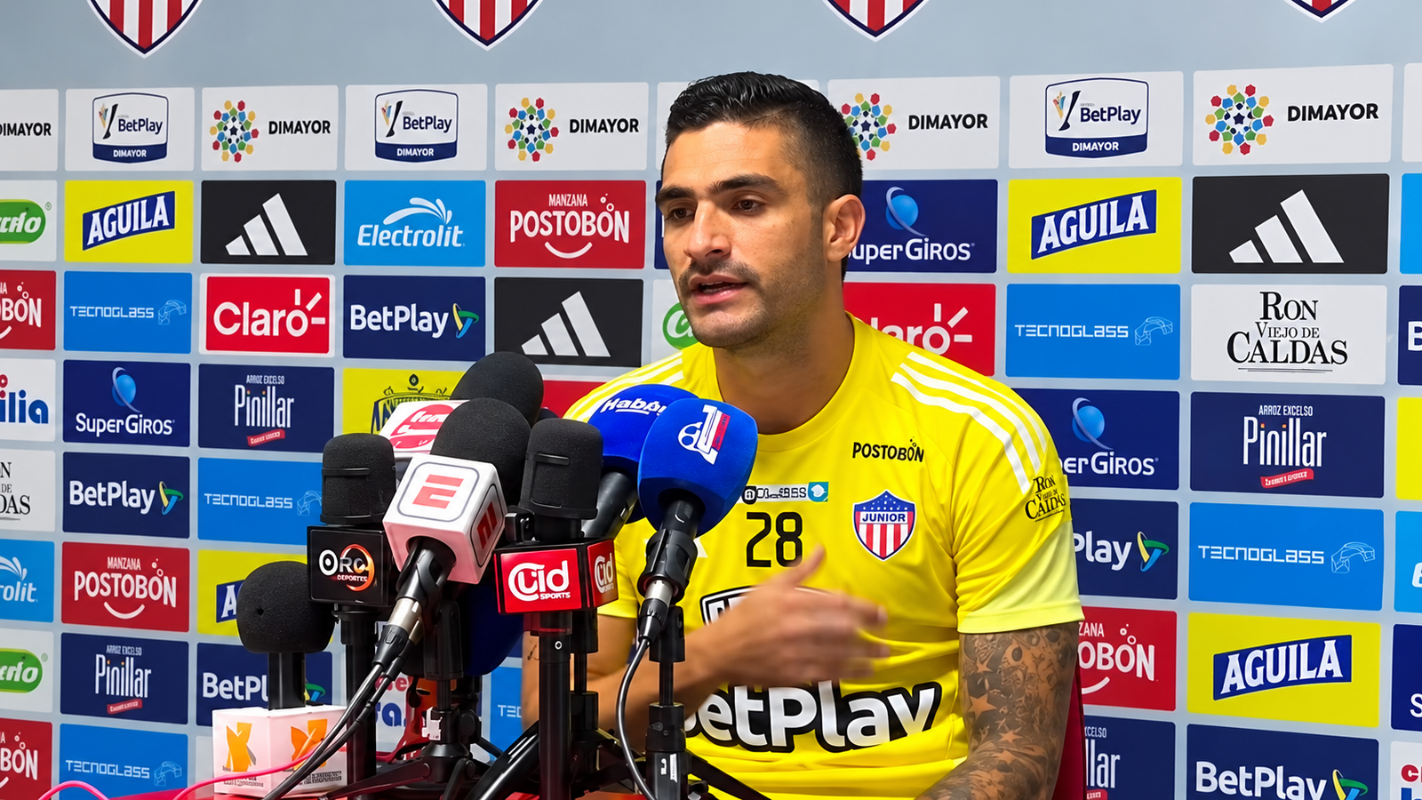Futbolista en rueda de prensa