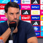 Rueda de prensa deportiva con patrocinadores