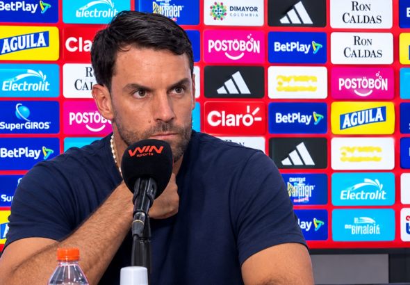 Rueda de prensa deportiva con patrocinadores